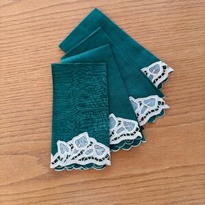SET OF 4 VINTAGE FINGERTIP TOWELS